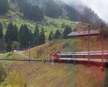 W00_3620 De Gotthard-lijn kronkelt zich door het dal. Hier dan toch effe een blik op de ganse trein. Een Re 4/4 II staat aan de kop.
