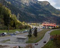 W00_3658 Ook de auto's en vrachtwagens hebben hun Gotthard-tunnel. Met tol. En met soms heel veel file.