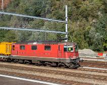 W00_3686 De Re 4/4 II is een locomotief die je overal in Zwitserland kon tegenkomen. Maar ... dit is de Gotthard-lijn en daar reed een speciale, tragere versie Re 4/4...