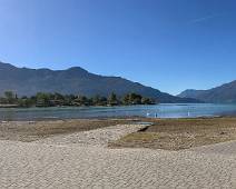 I7P_1753 Het is oktober en de toeristen zijn verdwenen op het strandje van Sorico. Links loopt de Mera rivier, rechts rust het Lago di Como.