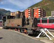 I7P_1755 In Tiruna is ook een clubje treinenthousiasten. Deze drieassige stoomloc wacht op restauratie. Daarachter staan de panoramatijtuigen van de Bernina Express al...
