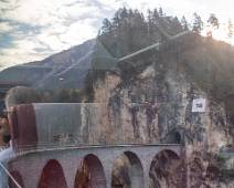 W00_3861 Albula Bahn - het Landwasser Viadukt, de trein komt loodrecht uit de tunnel direkt de brug op.