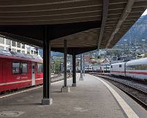 W00_3894 Xhur - Links de smalspoortreinen van de Rhatische. Rechts de normaalspoortreinen met een Duitse ICE en een S-Bahnstel vanuit Zurich. Het is hier echt...