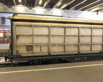 I7P_1808 Een typische gesloten goederenwagen in Zwitserland, met aluminium deuren, alleen hier in smalspoor. Gisteren zagen we deze wagen voor een trein van de...