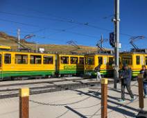 I7P_1916 Kleine Scheidegg - hier moet je van geel-groene treintjes van de Wengeralpbahn op de roodbruine van de Jungfraubahn.