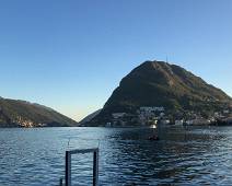 I7P_1738 Lugano kan niet zonder zijn meer. Na een dag tuffen op boot en trein zijn we toch ook wat langs het Lago gaan wandelen. Alles achter de bergen is Italiaans...
