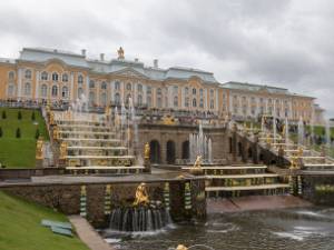 Peterhof In Sint Petersburg is het overal Peter de Grote wat de klok slaat. Hij bouwde niet alleen de stad maar ook een eerste...