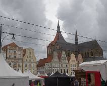 T01_9952 De Neuer Markt en de Sankt Marien Kerk. Elk kraampje vertegenwoordigt een Hansestad op de viering van 700 jaar Hanzestad