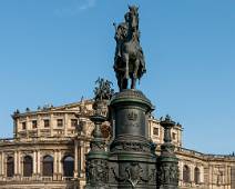 P1050902 Koning Johann kon geen veel mooiere locatie voor een standbeeld hebben gekozen als deze plek op de Theaterplatz. Op zijn paard bestuurt hij het plein vanuit het...