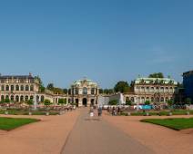 P1060011-Pano De binnenplaats van de Zwinger