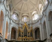 P1060048 De Katholische Hofkirche is een katholieke kerk gelegen in het centrum van de Duitse stad Dresden. De Hofkirche is de kathedraal van het bisdom Dresden-Meißen.