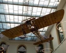 P1060071 Hoog boven de mensen hangt een van de oudste vliegtuigen die nog intact zijn