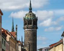 P1060313 De toren van het kasteel van Wittenberg met verscholen achter de daken de toren van de kerk van het kasteel