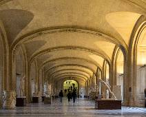 T02_2719 Louvre - op dit vroege uur zijn de gangen nog redelijk leeg, de Nike wacht op het einde van deze kloosterachtige gang
