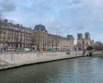 IMG_3345 Wandeling langs de Seine - Politieprefectuur en Notre Dame