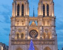 T02_2702 Wandeling langs de Seine - het blauwe uur voor de Notre Dame