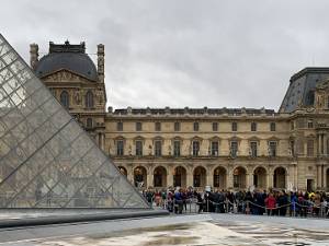 Musée du Louvre Ooit het paleis van koningen, keizers en een Corsicaanse korporaal. Nu een van de grootste musea ter wereld.