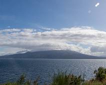 T02_3051 Langs het Lago Llanquihue, met eindelijk terug een deugddoende zon. De woikenstopper is de Volcán Osorno. Straks krijgen we hem beter te zien.