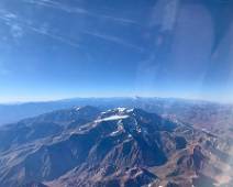IMG_1649 Eindelijk zijn we aan de Andes. Santiago is niet zover meer. In de verte zie je de Aconcagua, de hoogste berg langs de 7000km bergrug en dichtbij de Cerro...