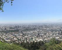 IMG_6452 Santuario del Cerro San Cristóbal - uitzicht over de stad, tot waar de smog begint