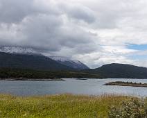 C02_1690 Parque Nacional Tierra del Fuego - Ook hier een combinatie van meren en bergen, sneeuw en gras.