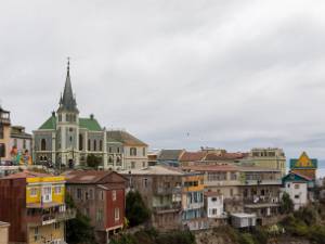 Valparaíso De grootste havenstad van Chili en - een beetje zoals New York - de plaats waar veel migrantengolven aan land kwamen. De...