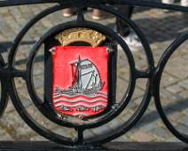 P1070538 De stad ontving haar wapen op 1 april 1898. Het zeilschip in het wapen, typisch voor de vaartuigen uit de 18e en 19e eeuw, duidt op het belang van de visserij...