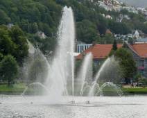 P1070735 Lille Lungegårdsvannet is een voormalig meertje, nu een vijver, in het centrum van Bergen, de tweede stad van Noorwegen. De vijver is achthoekig en heeft een...
