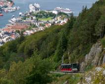P1070811 Voor een fantastisch uitzicht op Bergen kun je de Fløibanen-kabelbaan naar de top van de berg Fløyen nemen. Neem de stad, de berg en de schilderachtige fjorden...