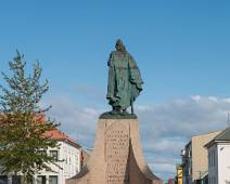 P1070277 Voor de kerk staat het standbeeld van Leif Eriksson, zoon van Erik de Rode, de vermoedelijke eerste Europese kolonist van Noord-Amerika.