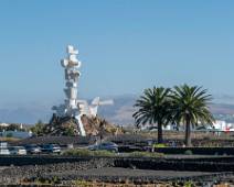 P1080351 Centraal op het eiland Lanzarote staat een vijftien meter hoog sculptuur van César Manrique: “Monumento al Campesino”. Je zult het waarschijnlijk niet direct...