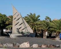 P1080245 Cesar Manrique wou geen lichten in Lanzarote, dus overal zie je ronde punten. Ter ere van hem kregen de meeste van hen een sculptuur. Net buiten Puerto Calero...