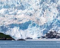 C02_5219 Aialik Bay - Aialik Glacier - de nietigheid van een schip tegenover de ijsmuur