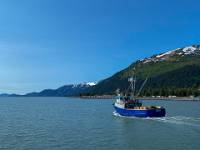 0B81ECFE-2FFC-4623-A52B-AE3A766183ED Resurrection Bay - dit is geen nationaal park en er mag dus gevist worden. Deze trawler is op weg naar de oceaan om krabben.