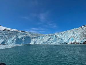 Aialik Bay Aialik Bay is ooit gevormd door de Aialik gletsjer en enkele andere gletsjers. Waar de meeste gletsjers niet meer tot...