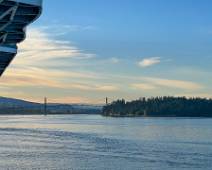 IMG_8021 Om toegang te krijgen tot de haven van Vancouver moet je onder de Lions Gate Bridge, opgehangen tussen West- en North Vancouver. Onze eerste dag in de stad...