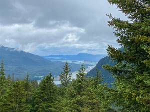 Juneau, AK Alaska is heel groot maar toch ligt de hoofdstad in een kleine appendix langs de Canadese grens. Je geraakt er met de...