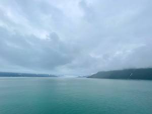 Yakutat Bay Op weg naar de Hubbard gletsjer moet je eerst door Yakutat Bay. Het grijze licht helpt niet om alles op te vrolijken.