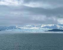 IMG_7856 Yakutat Bay - alweer wat dichter. De zwarte vlek voor de gletsjer is geen schip maar Haenke ijsland.
