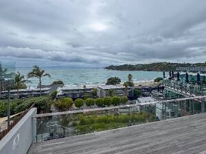 Waiheke Island Op een half uurtje varen van het hart van Auckland, stranden, wijngaarden, hippie leven.