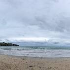 IXV_3333 Waiheke - Oneroa Bay & Beach op een grijze ochtend in de zomer