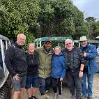 932caa1e-4d44-4ad5-8604-9c8eb12f8cb9 Otago Peninsula - Nature's Wonders Wildlife Tours - nog met een grote glimlach, gereed voor het avontuur. Straks zijn ze bont en blauw van het hossen over de...
