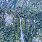 IXV_2801 Fjordland - Milford Sound - Stirling Falls, een beekje uit een zijdal eindigt in een mooie waterval