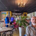 IMG_1837 Picton Harbour - Steven genietend van een lekkere koffie