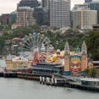 DSC01790 Afvaart Sydney - het lijkt wel Coney Island hier (maar dat is in New York)