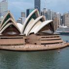 DSC01800 Afvaart Sydney - Opera House van het water, de QE is ook nog niet vertrokken
