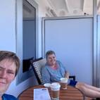IMG_1686 Afvaart Sydney - genietend van de eerste schaduw met een verse koffie