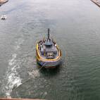 W01_7806 Afvaart Sydney - een cruiseschip is nogal hoog en gevoelig voor zijwind, deze sleper houdt ons op het rechte pad