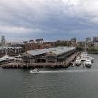 W01_7808 Afvaart Sydney - Finger Wharf. Dat het enkel voor de echt rijke is ... kijk maar naar het bootje links