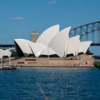DSC01477 Farm Cove - Sydney Opera House in zijn volle glorie, met een leuk zeilscheepje